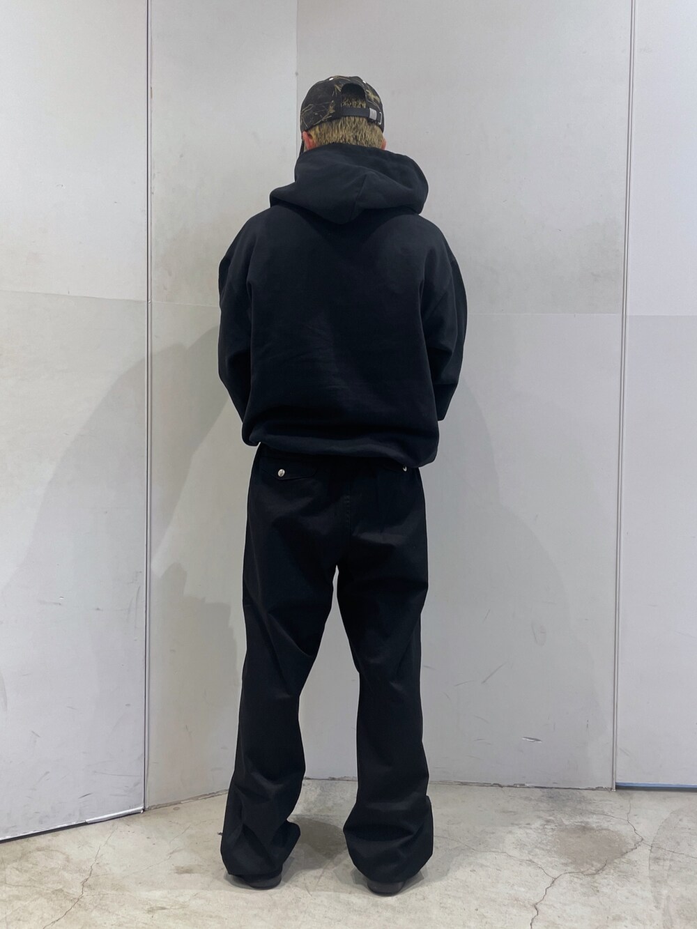 ブラック系のパーカー、ブラック系のその他パンツを着用したメンズの秋コーディネートの4枚目の写真