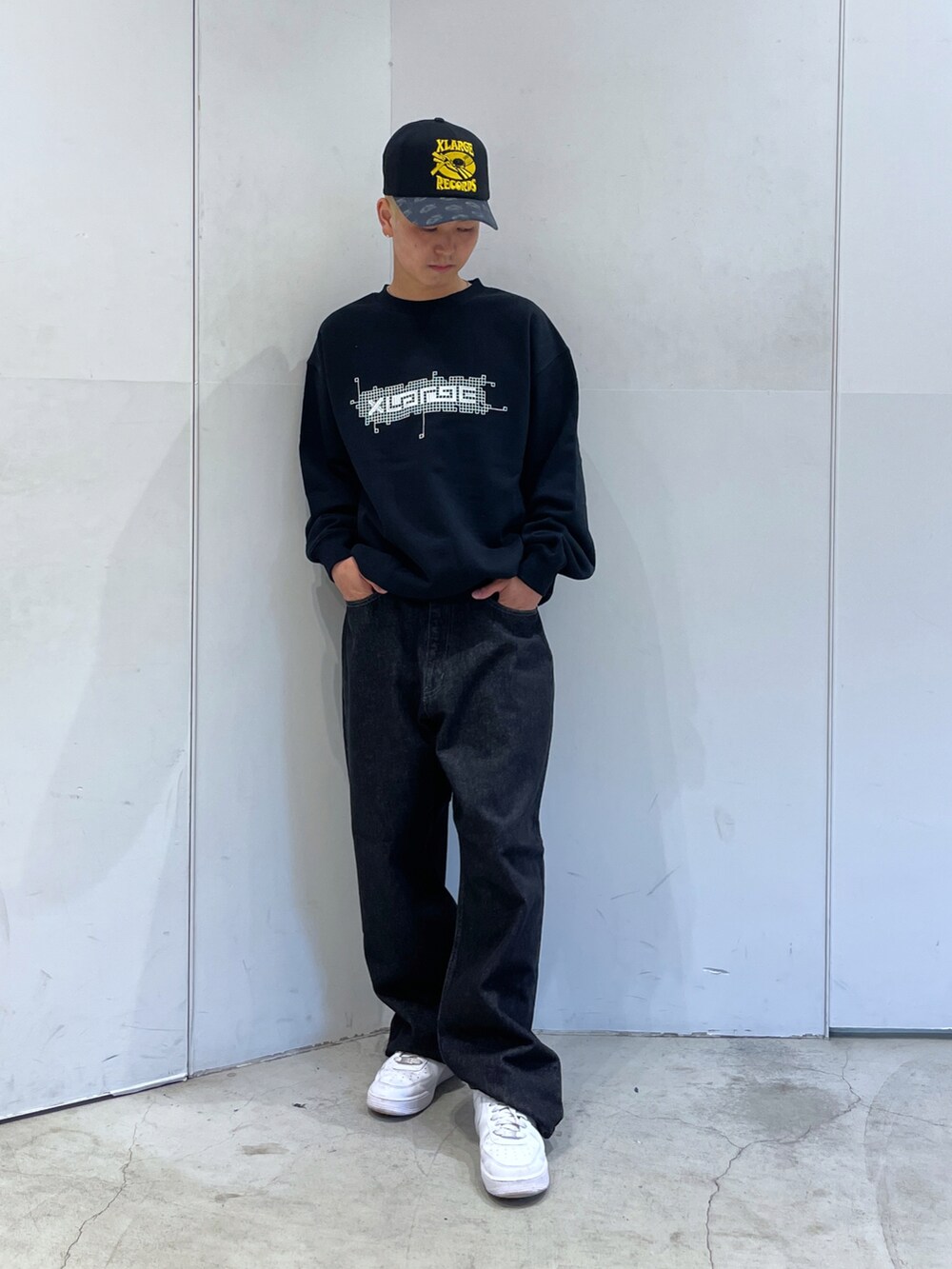 「メンズコーデ、シンプルスタイル、ブラックコーデ、XLARGE、xlarge、XLARGE原宿、xlargejp、XLARGE®、stussy、supreme、carhartt、ストリート、ootd」｜「XLARGEのBREAK THE RECORDS CAP（キャップ、ブラック系）」を使った、Xlarge_Willyさん（メンズ・165cm）の秋コーディネートの2枚目の写真