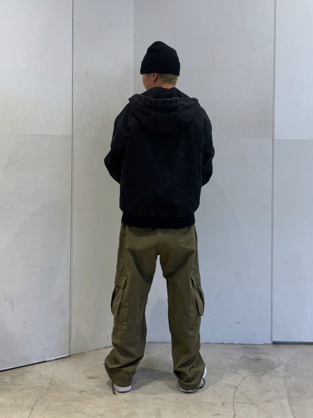 ブラック系のニット/セーター、ブラック系のブルゾンを着用したメンズの秋コーディネートの5枚目の写真