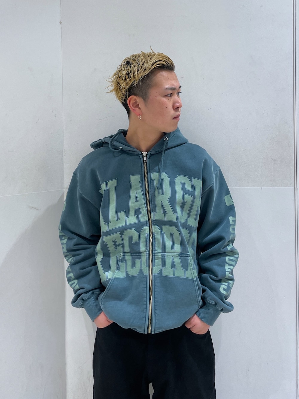 グリーン系のパーカー、ブラック系のその他パンツを着用したメンズの冬コーディネートの5枚目の写真