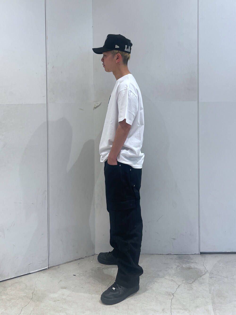 ブラック系のその他パンツ、ホワイト系のTシャツ/カットソーを着用したメンズの冬コーディネートの4枚目の写真