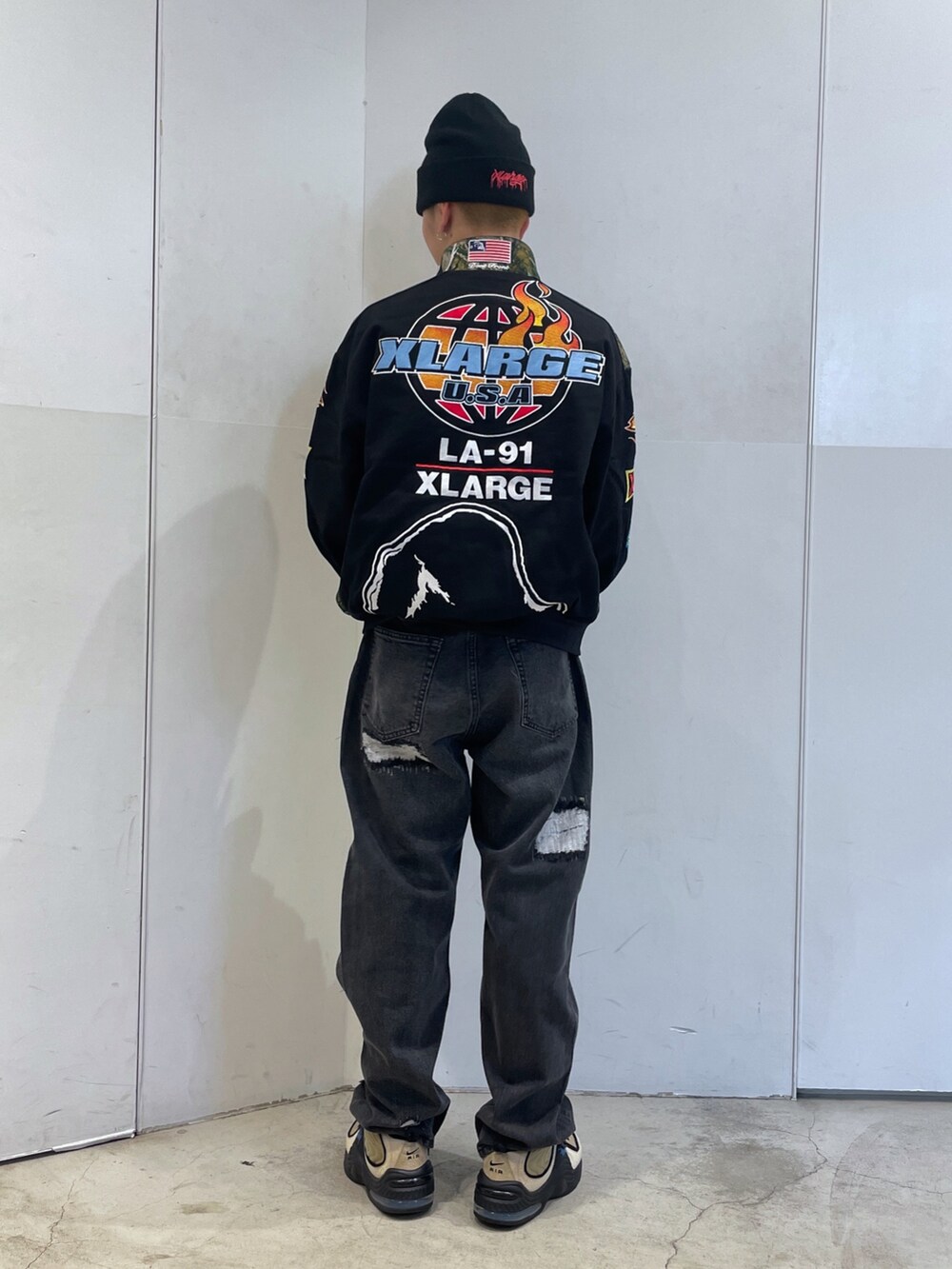 ブラック系のブルゾン、ブラック系のデニムパンツ、ブラック系のニットキャップ/ビーニーを着用したメンズの秋コーディネートの4枚目の写真