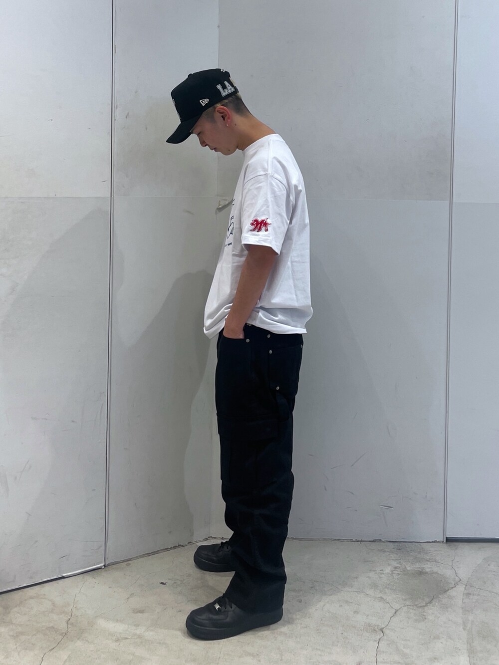 ホワイト系のTシャツ/カットソー、ブラック系のその他パンツを着用したメンズの冬コーディネートの4枚目の写真