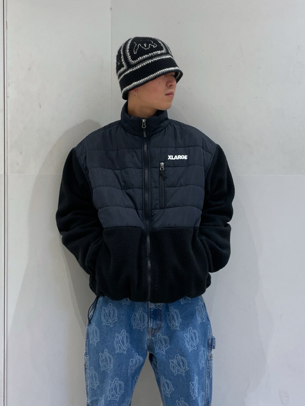 ブラック系のブルゾン、ブラック系のハットを着用したメンズの冬コーディネートの5枚目の写真