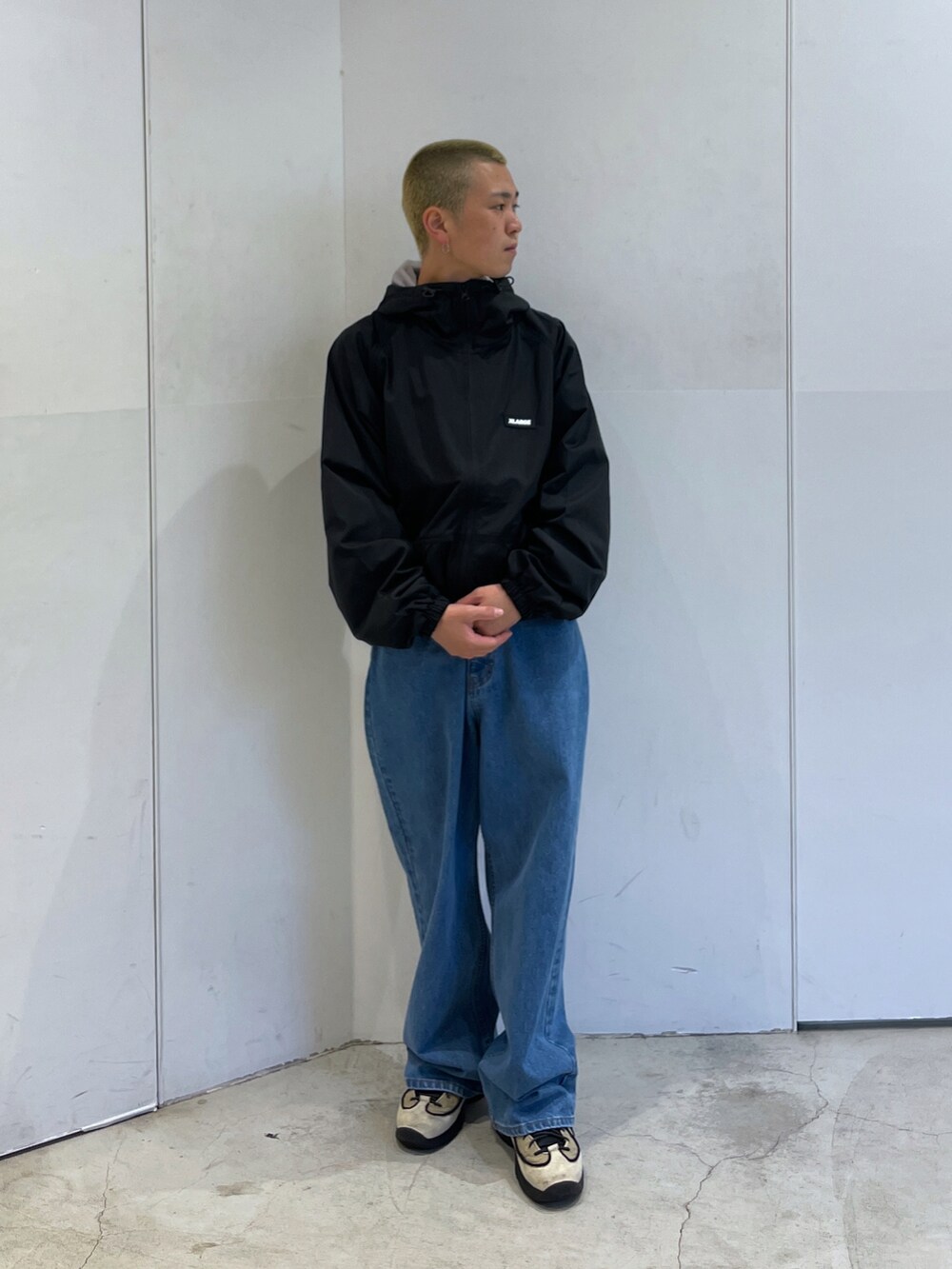 ブラック系のブルゾン、ブルー系のデニムパンツを着用したメンズの秋コーディネートの4枚目の写真