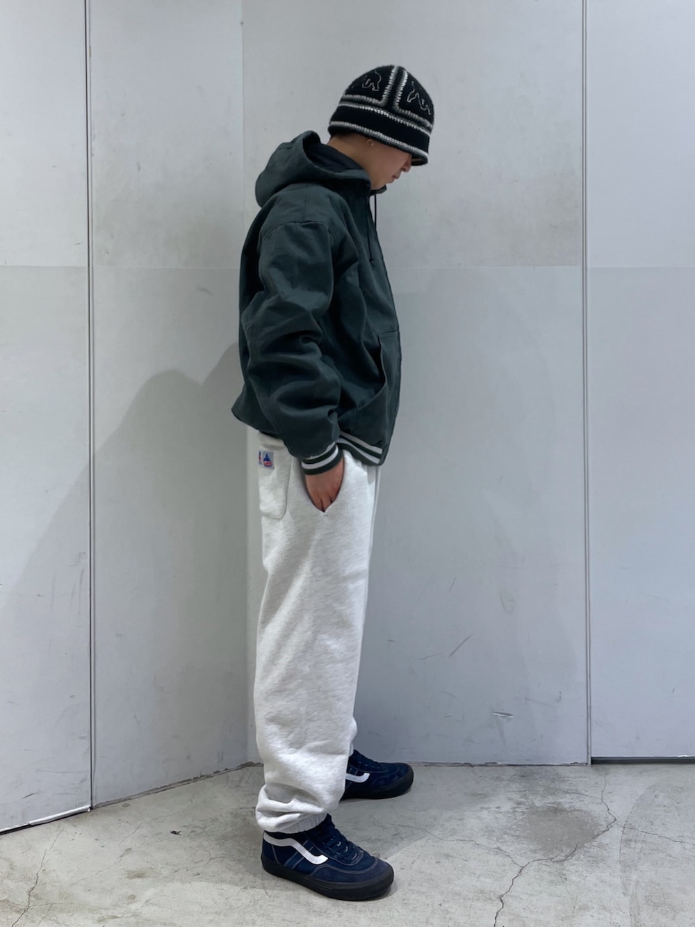 グリーン系のブルゾン、グレー系のスウェットパンツを着用したメンズの冬コーディネートの2枚目の写真