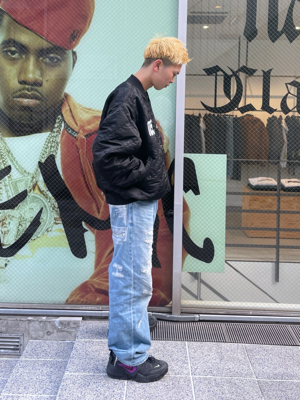 ブラック系のブルゾン、ブルー系のデニムパンツを着用したメンズの冬コーディネートの2枚目の写真