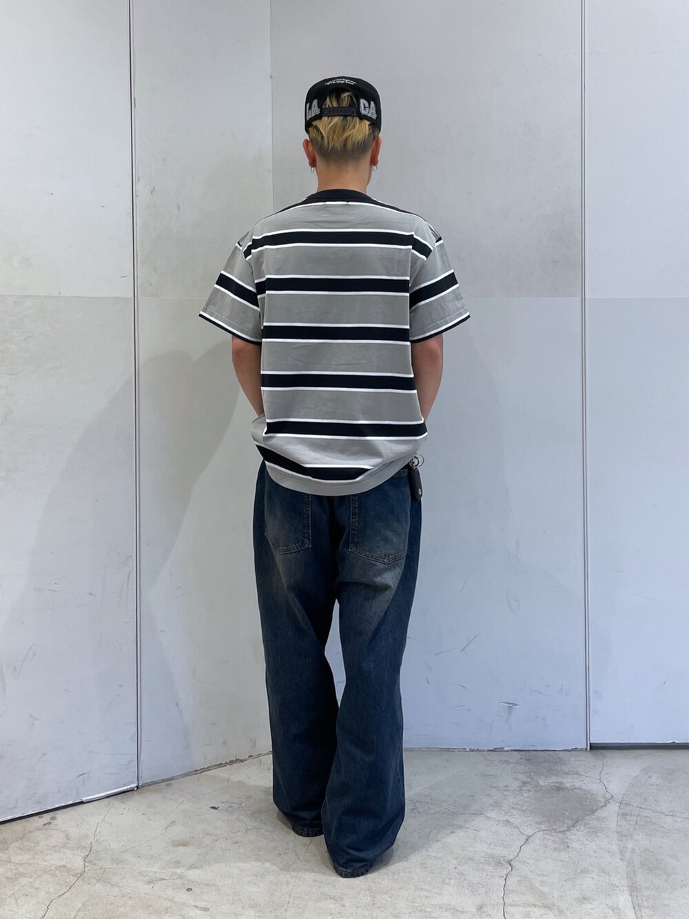 グレー系のTシャツ/カットソー、ブルー系のデニムパンツを着用したメンズの春コーディネートの3枚目の写真