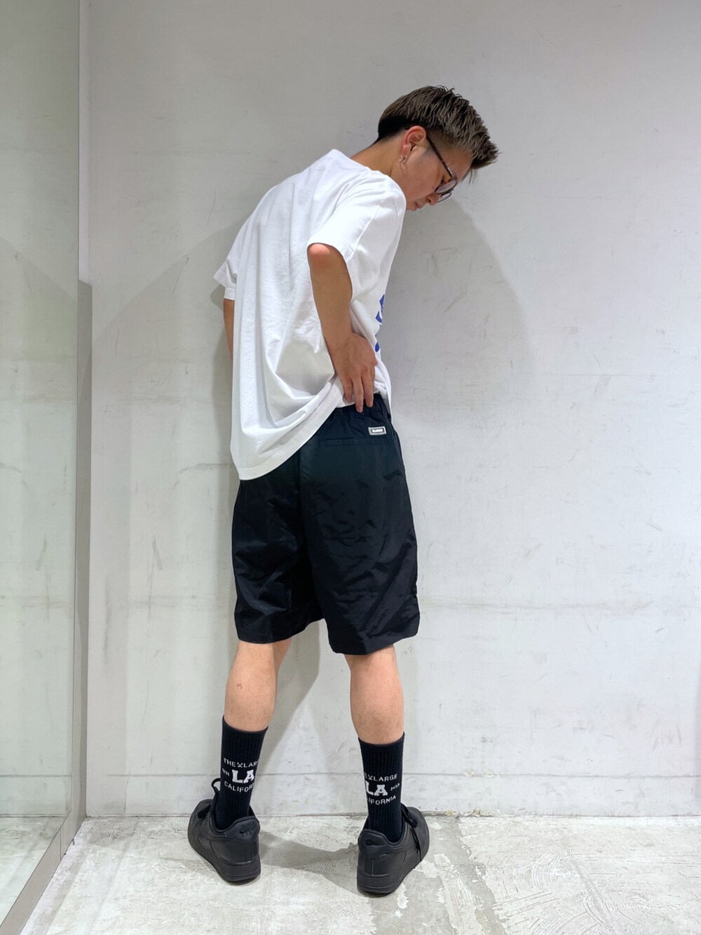 ホワイト系のTシャツ/カットソー、ブラック系のその他パンツを着用したメンズの夏コーディネートの2枚目の写真