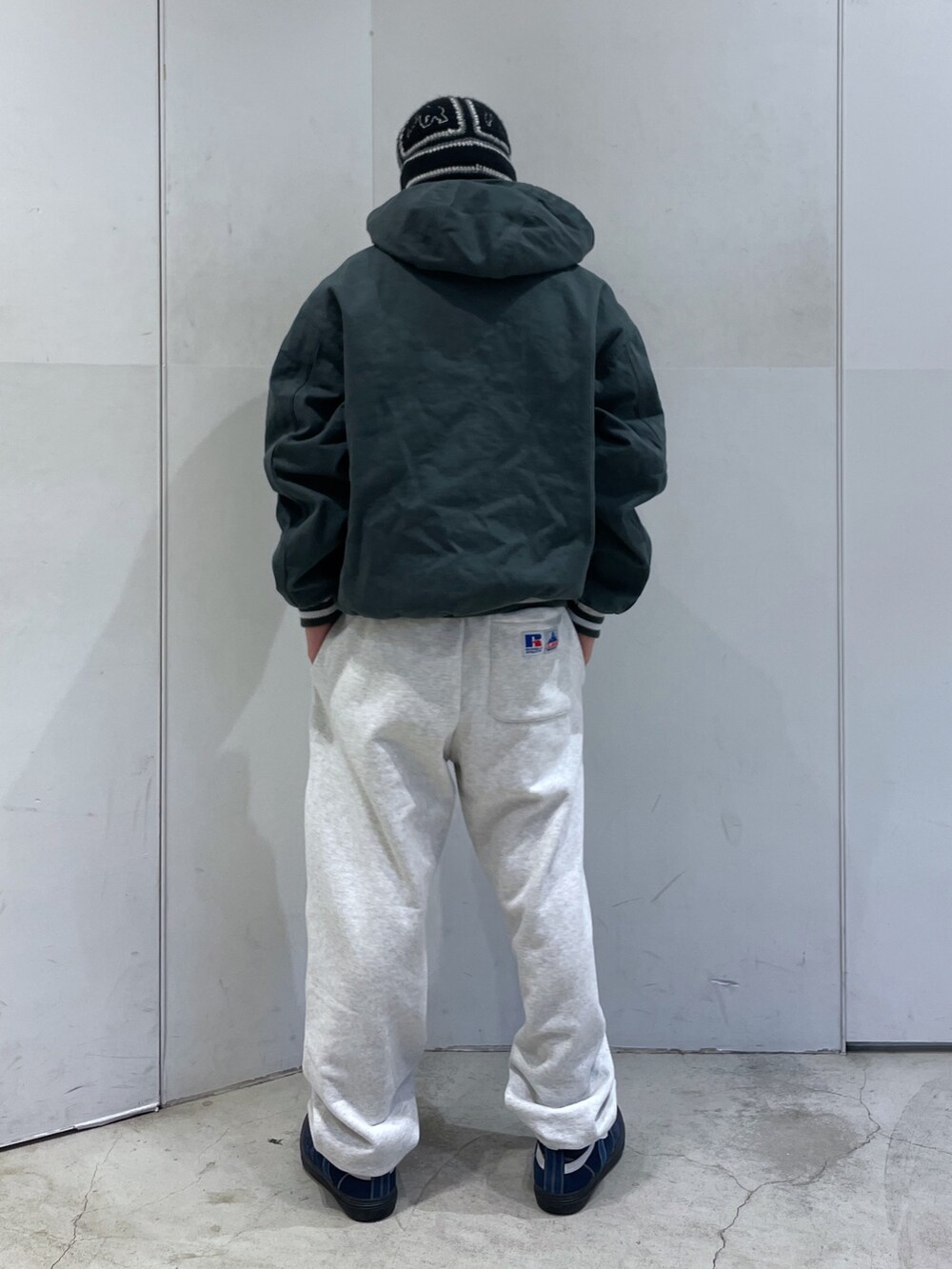 グリーン系のブルゾン、グレー系のスウェットパンツを着用したメンズの冬コーディネートの3枚目の写真