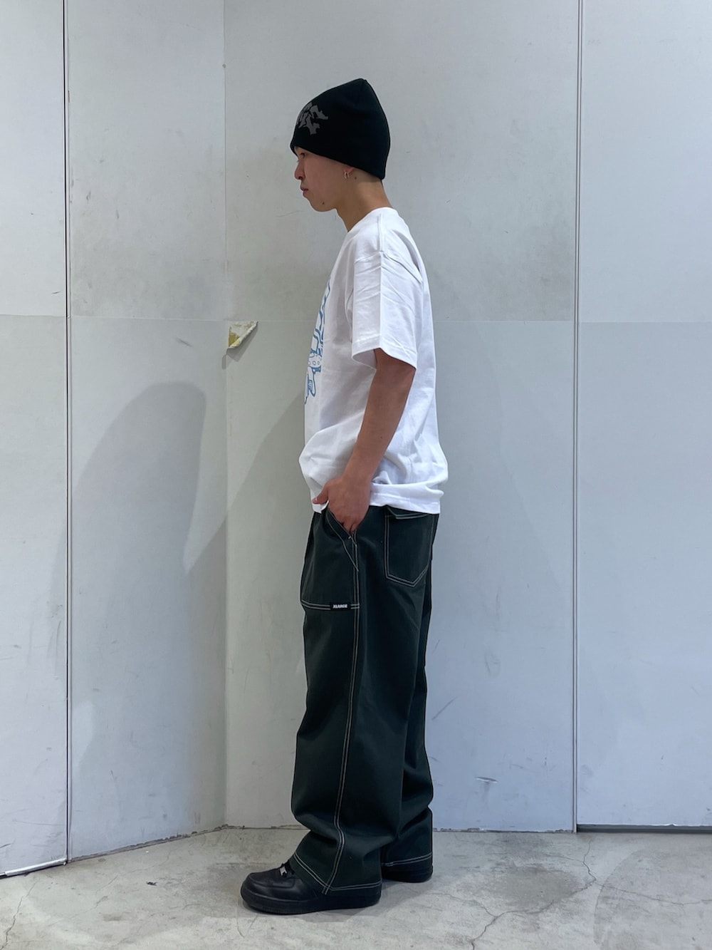 「XLARGE、XLARGE原宿」｜「XLARGEのSTITCHED EASY BAKER PANTS（その他パンツ、グリーン系）」を使った、Xlarge_Willyさん（メンズ・165cm）の春コーディネートの4枚目の写真