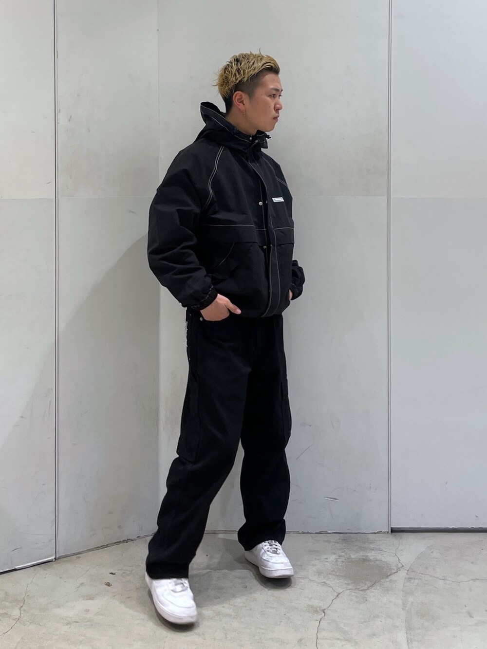 ブラック系のブルゾン、ブラック系のその他パンツを着用したメンズの冬コーディネートの2枚目の写真