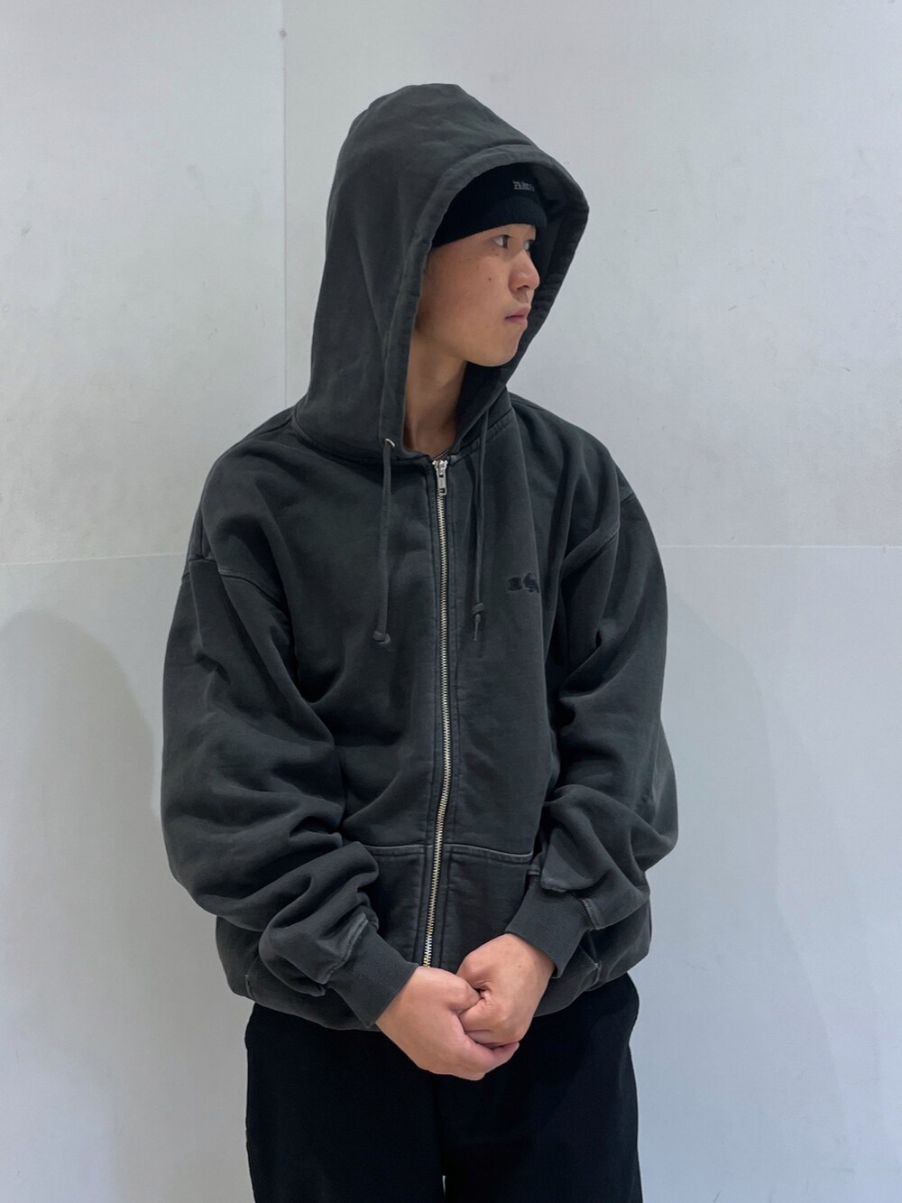 ブラック系のパーカーを着用したメンズの秋コーディネートの5枚目の写真