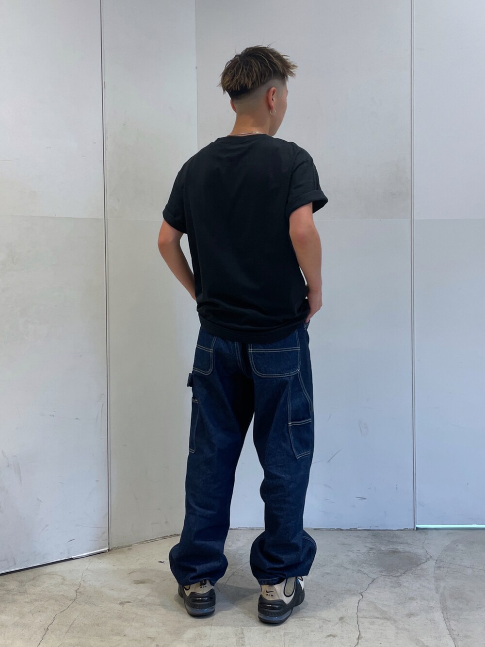 ブラック系のTシャツ/カットソー、ブルー系のデニムパンツを着用したメンズの夏コーディネートの3枚目の写真