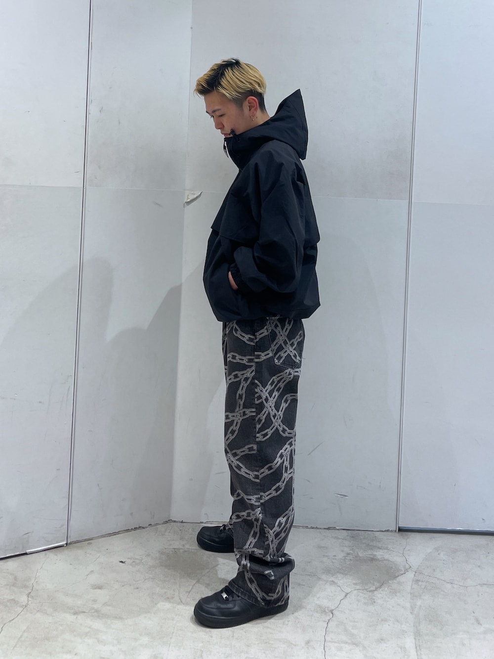 ブラック系のブルゾンを着用したメンズの春コーディネートの4枚目の写真