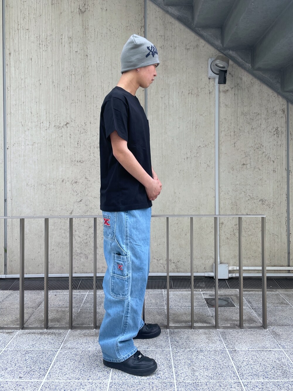 「XLARGE、XLARGE原宿」｜「XLARGEのPAINTER DENIM PANTS（デニムパンツ、ブルー系）」を使った、Xlarge_Willyさん（メンズ・165cm）の春コーディネートの2枚目の写真