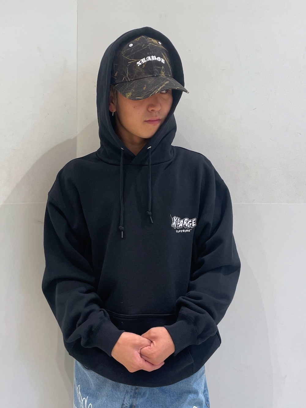 ブラック系のパーカーを着用したメンズの秋コーディネートの5枚目の写真