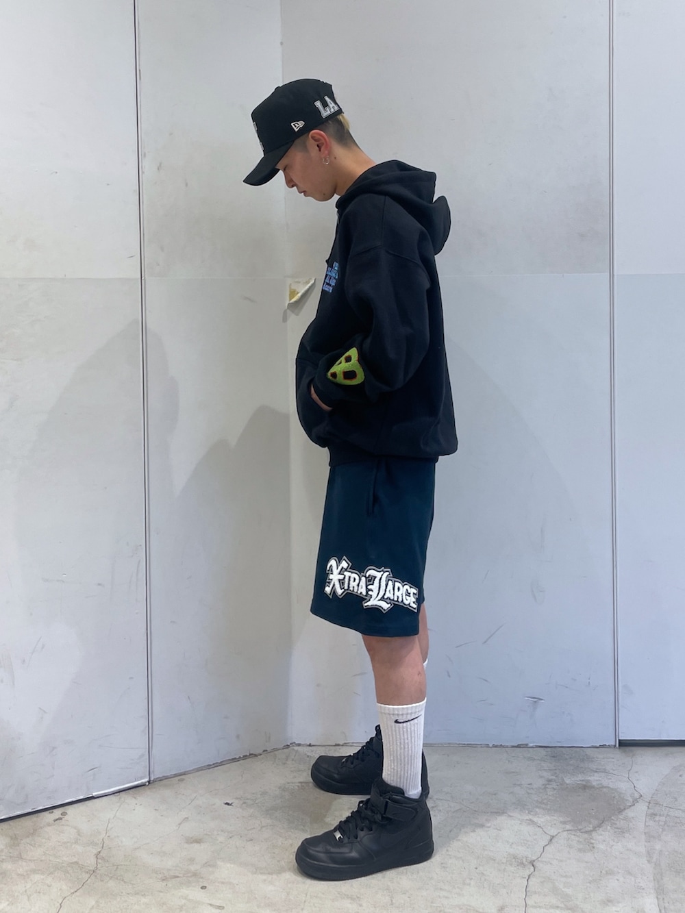 ブラック系のパーカー、ブルー系のスウェットパンツを着用したメンズの春コーディネートの4枚目の写真