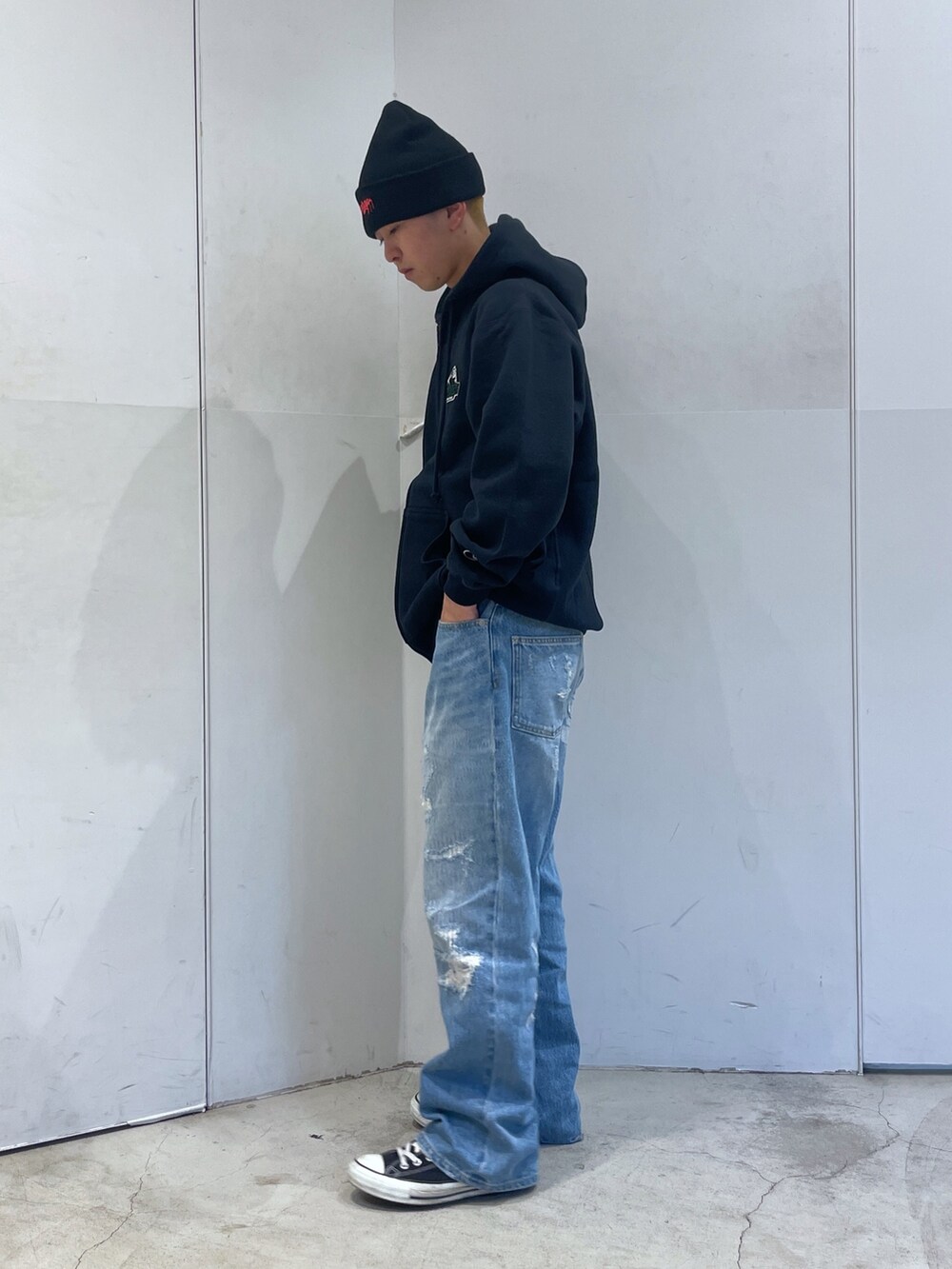 ブラック系のパーカー、ブルー系のデニムパンツ、ブラック系のニットキャップ/ビーニーを着用したメンズの秋コーディネートの5枚目の写真