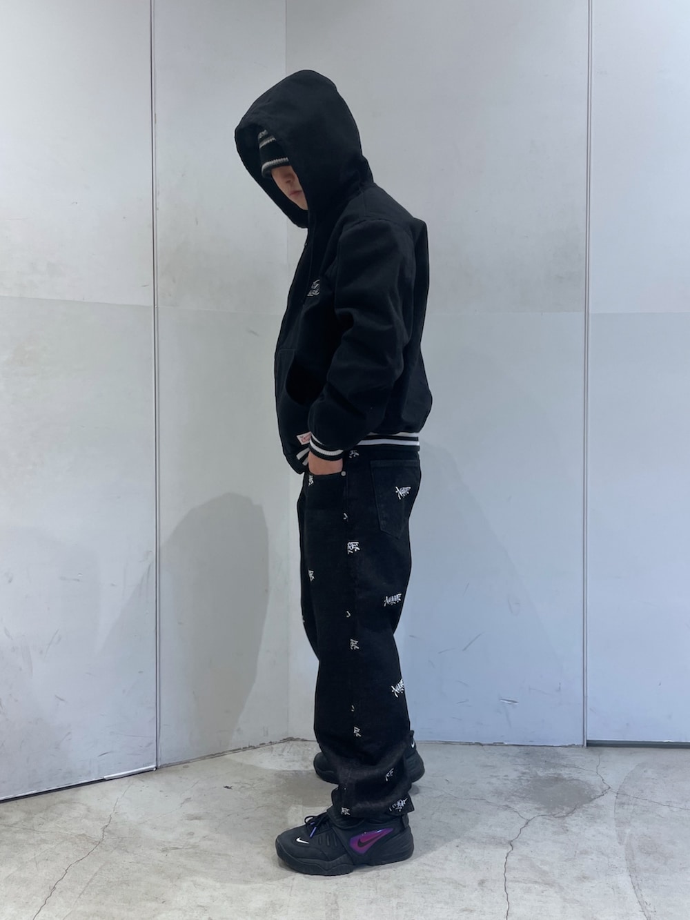 ブラック系のデニムパンツ、ブラック系のブルゾンを着用したメンズの冬コーディネートの4枚目の写真