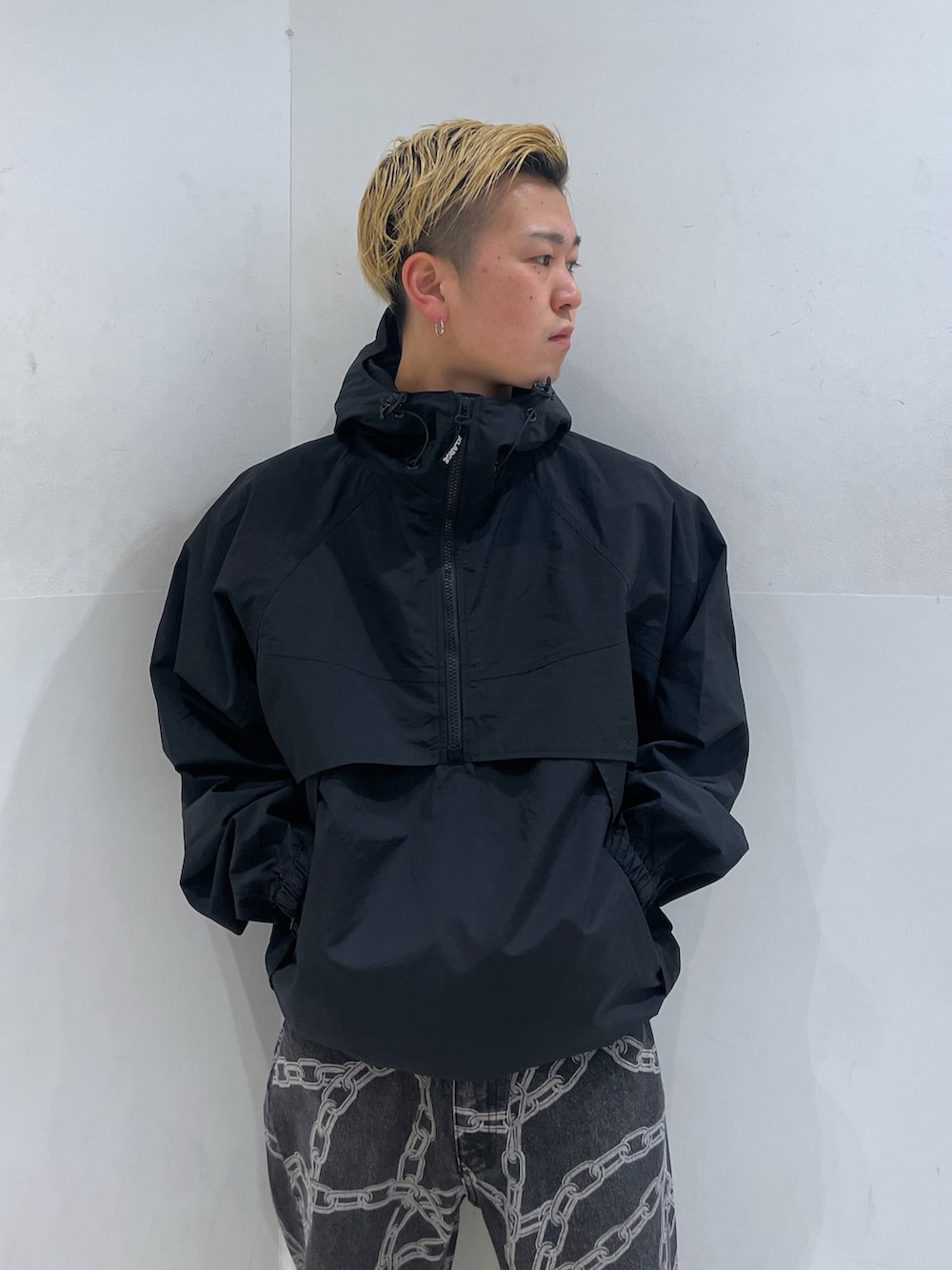 ブラック系のブルゾンを着用したメンズの春コーディネートの5枚目の写真