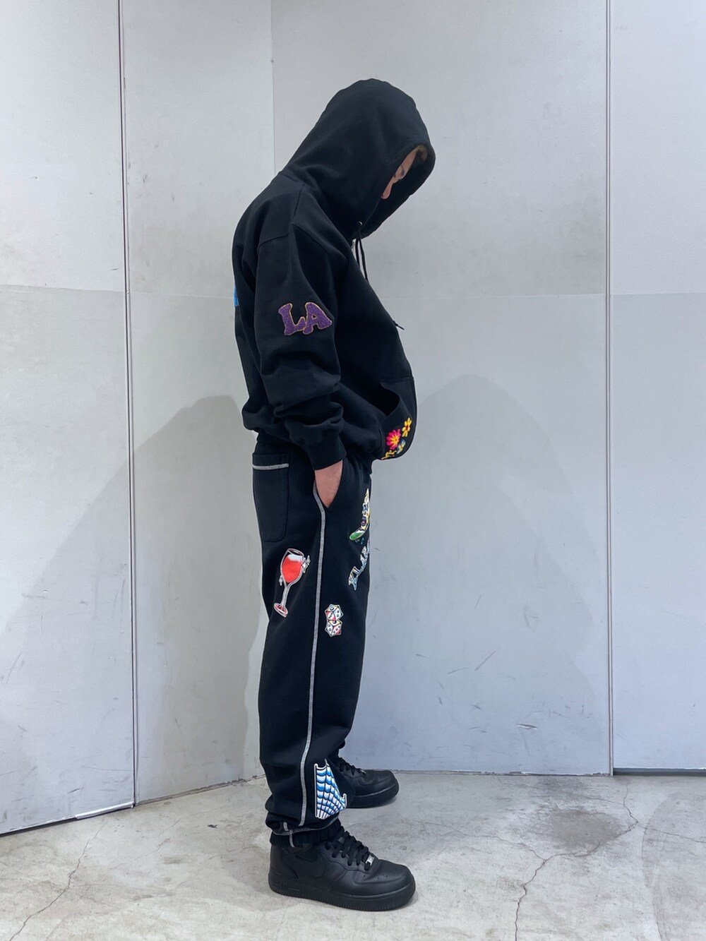 ブラック系のパーカー、ブラック系のスウェットパンツを着用したメンズの冬コーディネートの2枚目の写真