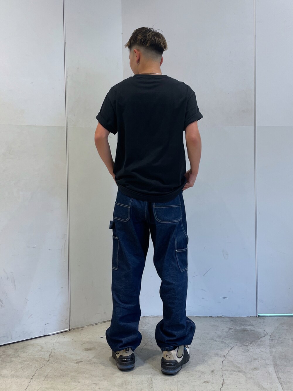 ブラック系のTシャツ/カットソー、ブルー系のデニムパンツを着用したメンズの夏コーディネートの4枚目の写真