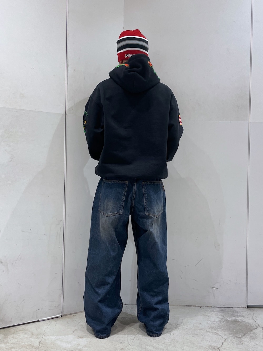 ブラック系のパーカー、ブルー系のデニムパンツ、ブラック系のニットキャップ/ビーニーを着用したメンズの冬コーディネートの3枚目の写真