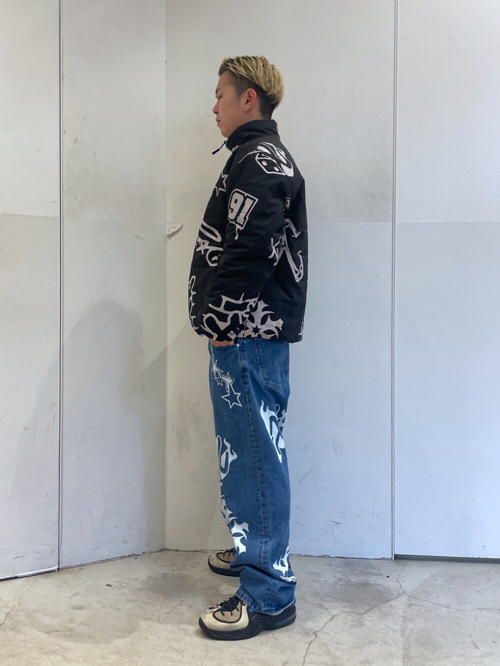 ブラック系のダウンジャケット/コート、ブルー系のデニムパンツを着用したメンズの冬コーディネートの4枚目の写真