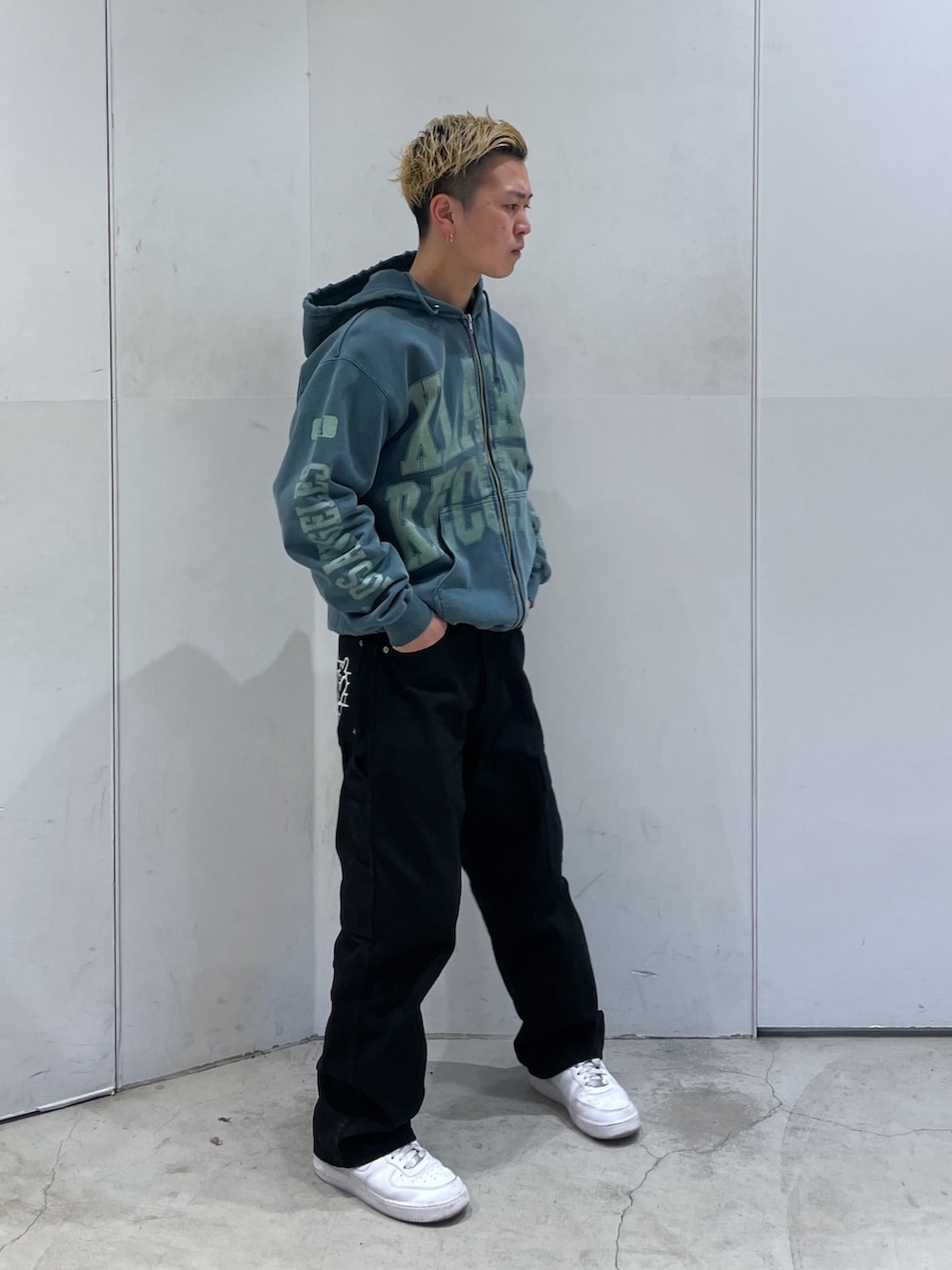 グリーン系のパーカー、ブラック系のその他パンツを着用したメンズの冬コーディネートの2枚目の写真