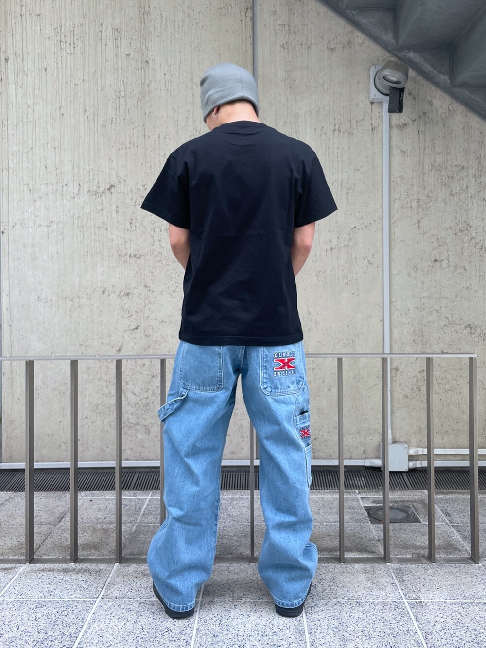 「XLARGE、XLARGE原宿」｜「XLARGEのPAINTER DENIM PANTS（デニムパンツ、ブルー系）」を使った、Xlarge_Willyさん（メンズ・165cm）の春コーディネートの3枚目の写真