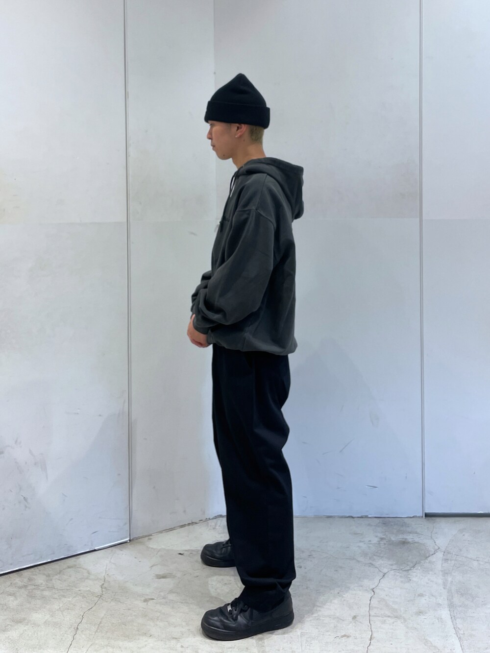 ブラック系のパーカーを着用したメンズの秋コーディネートの4枚目の写真