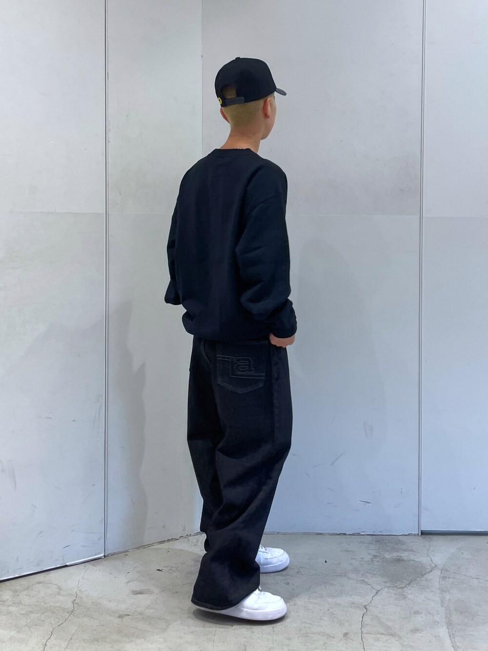 「メンズコーデ、シンプルスタイル、ブラックコーデ、XLARGE、xlarge、XLARGE原宿、xlargejp、XLARGE®、stussy、supreme、carhartt、ストリート、ootd」｜「XLARGEのBREAK THE RECORDS CAP（キャップ、ブラック系）」を使った、Xlarge_Willyさん（メンズ・165cm）の秋コーディネートの4枚目の写真