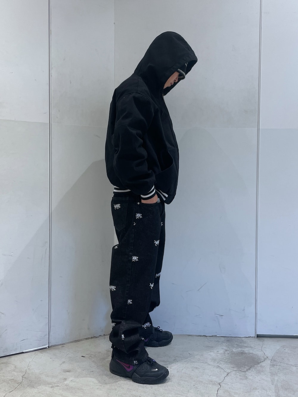 ブラック系のデニムパンツ、ブラック系のブルゾンを着用したメンズの冬コーディネートの2枚目の写真