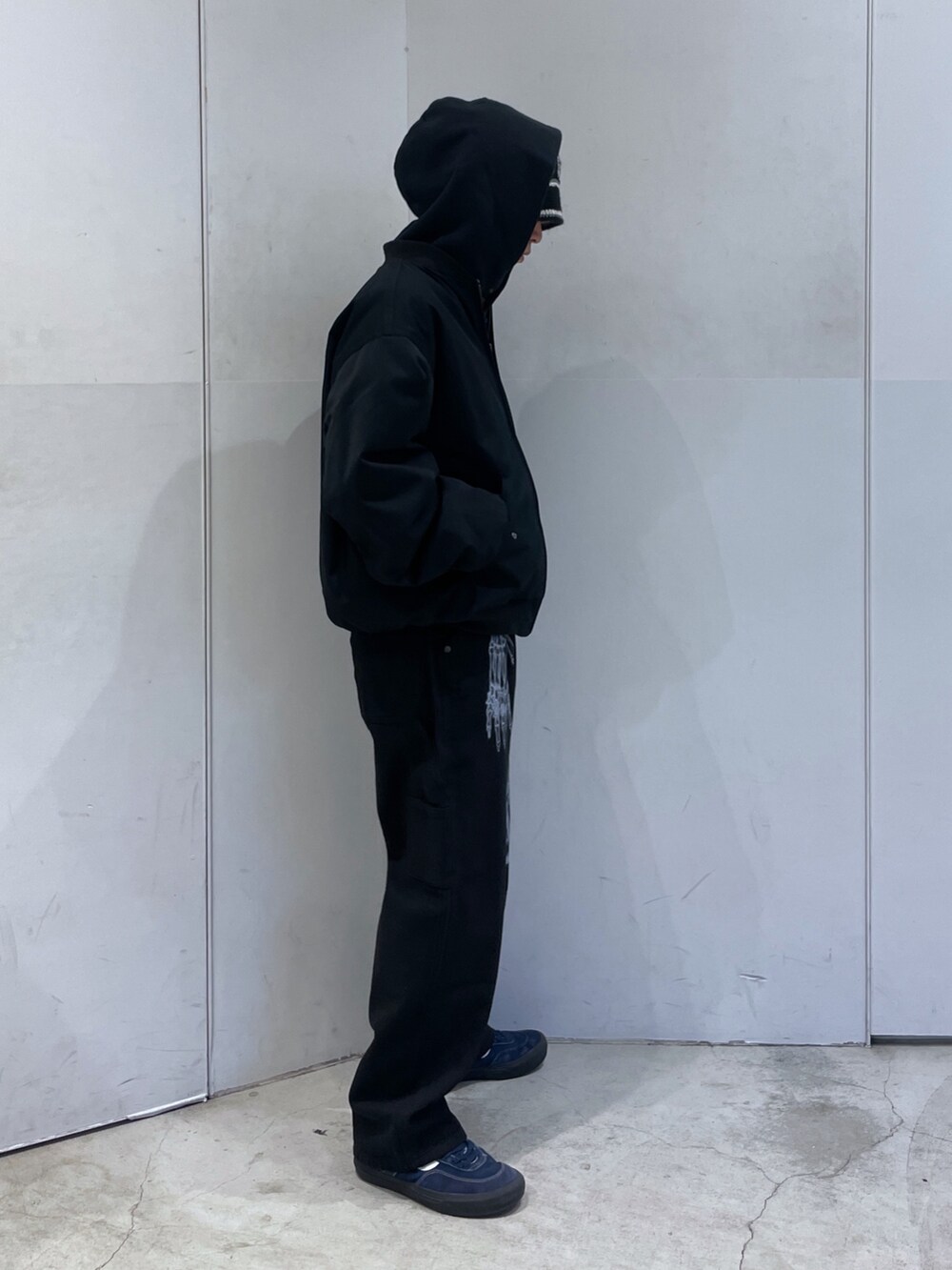 ブラック系のその他アウター、ブラック系のその他パンツ、ブラック系のパーカーを着用したメンズの冬コーディネートの2枚目の写真