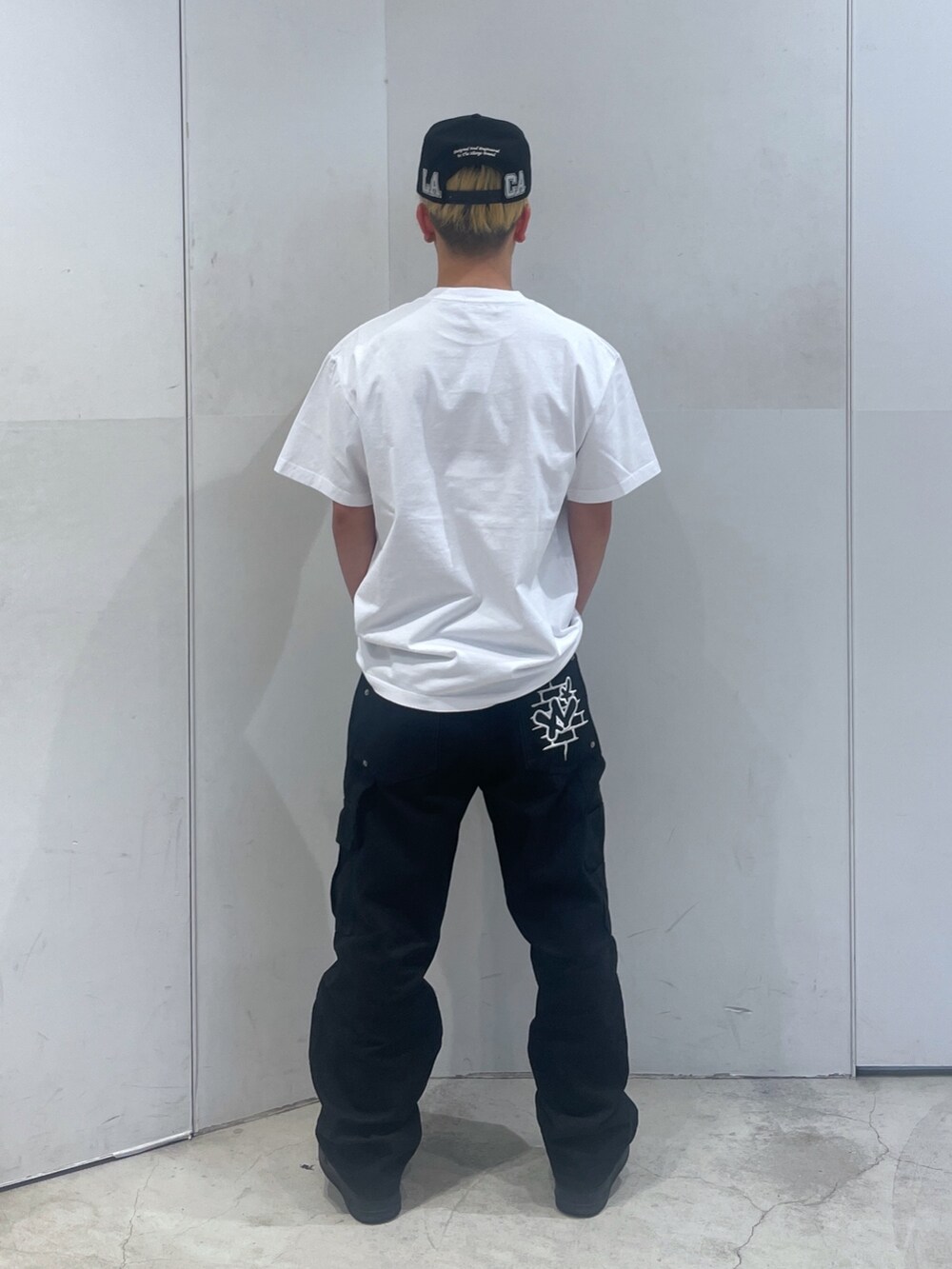 ブラック系のその他パンツ、ホワイト系のTシャツ/カットソーを着用したメンズの冬コーディネートの3枚目の写真