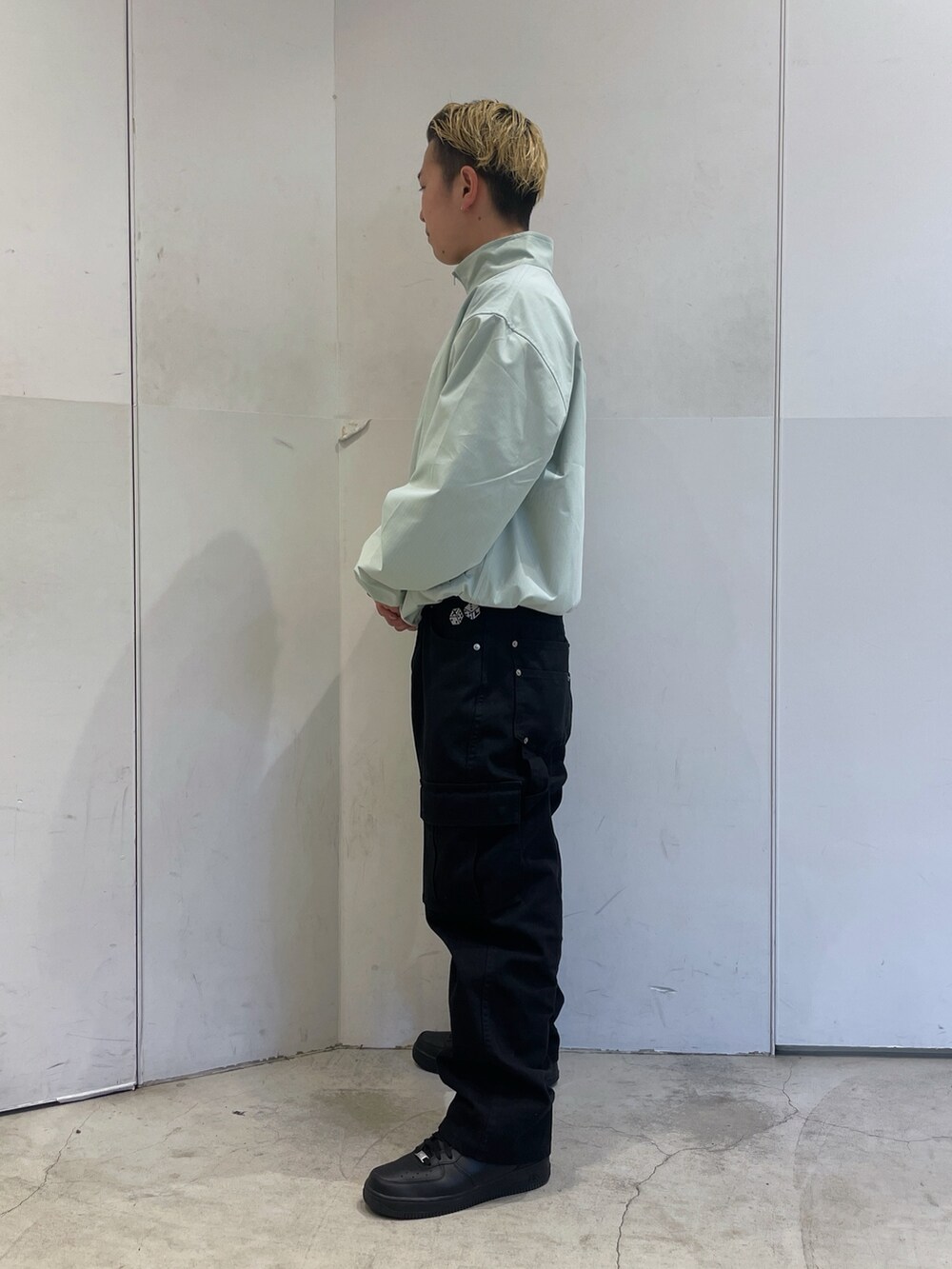 グリーン系のブルゾン、ブラック系のその他パンツを着用したメンズの冬コーディネートの4枚目の写真