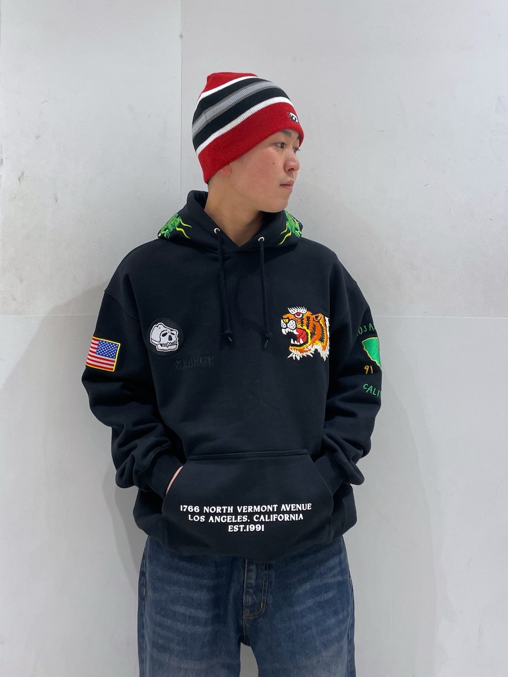 ブラック系のパーカー、ブルー系のデニムパンツ、ブラック系のニットキャップ/ビーニーを着用したメンズの冬コーディネートの5枚目の写真