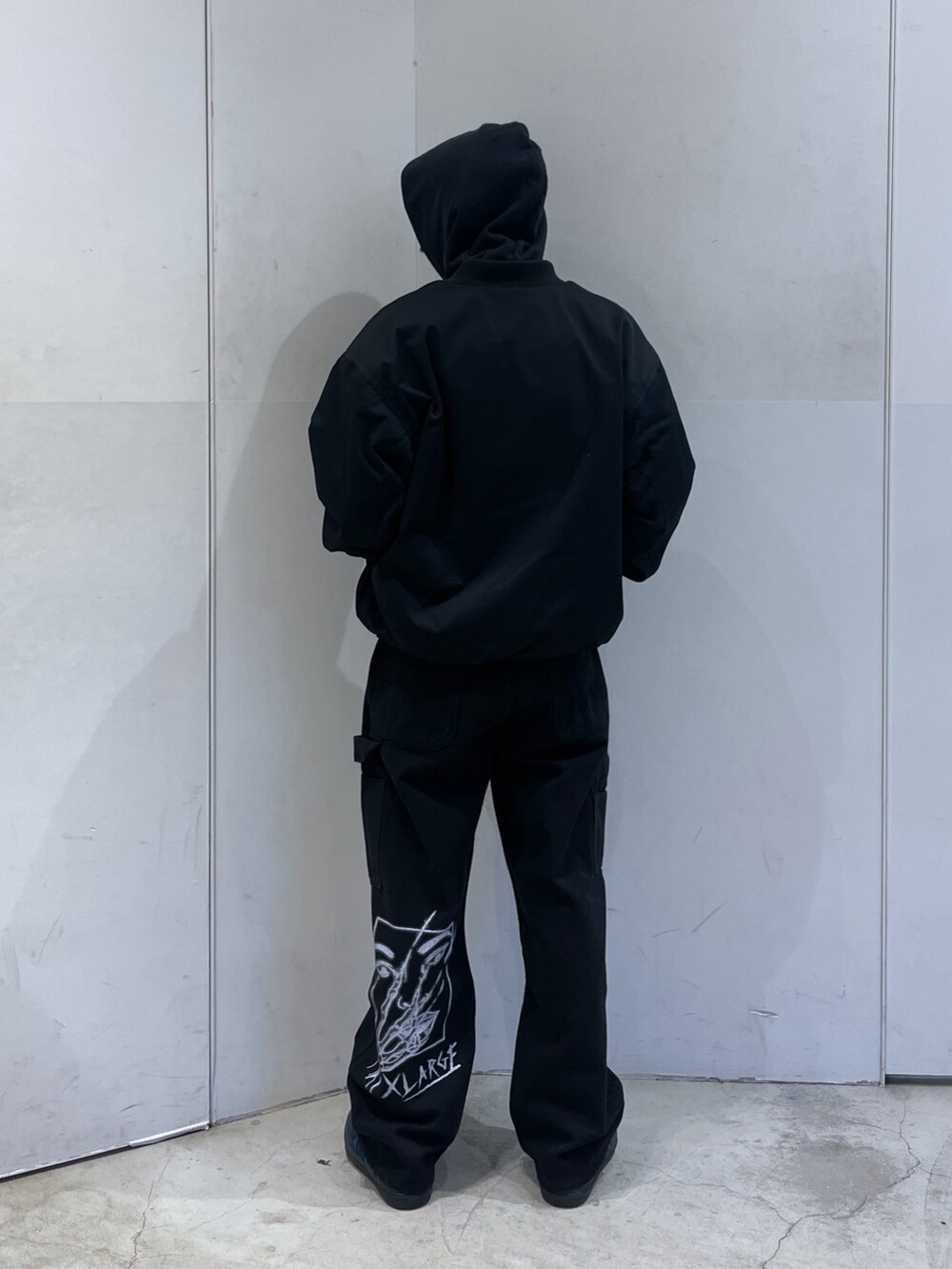 ブラック系のその他アウター、ブラック系のその他パンツ、ブラック系のパーカーを着用したメンズの冬コーディネートの3枚目の写真