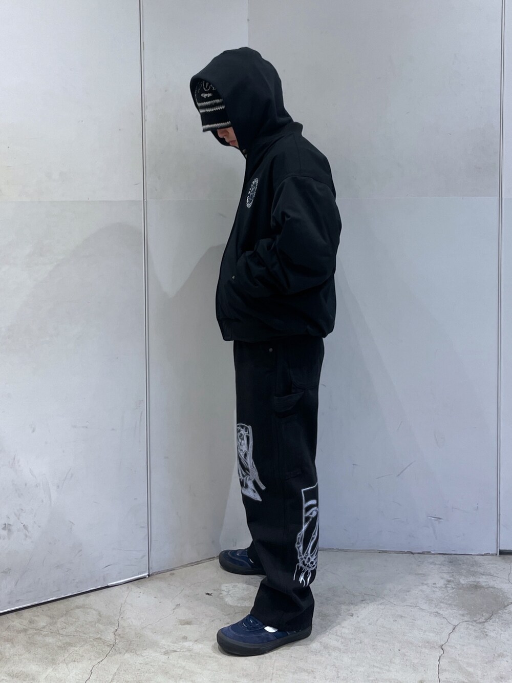 ブラック系のその他アウター、ブラック系のその他パンツ、ブラック系のパーカーを着用したメンズの冬コーディネートの4枚目の写真