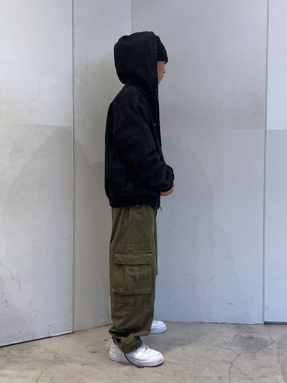 ブラック系のニット/セーター、ブラック系のブルゾンを着用したメンズの秋コーディネートの2枚目の写真