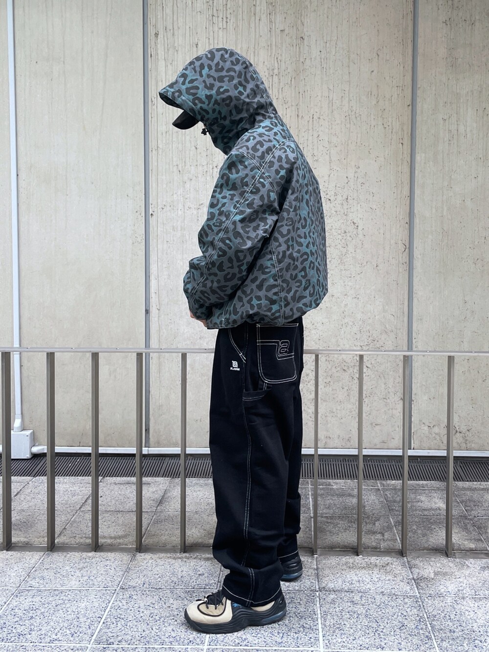 その他のその他アウター、ブラック系のその他パンツを着用したメンズの秋コーディネートの3枚目の写真