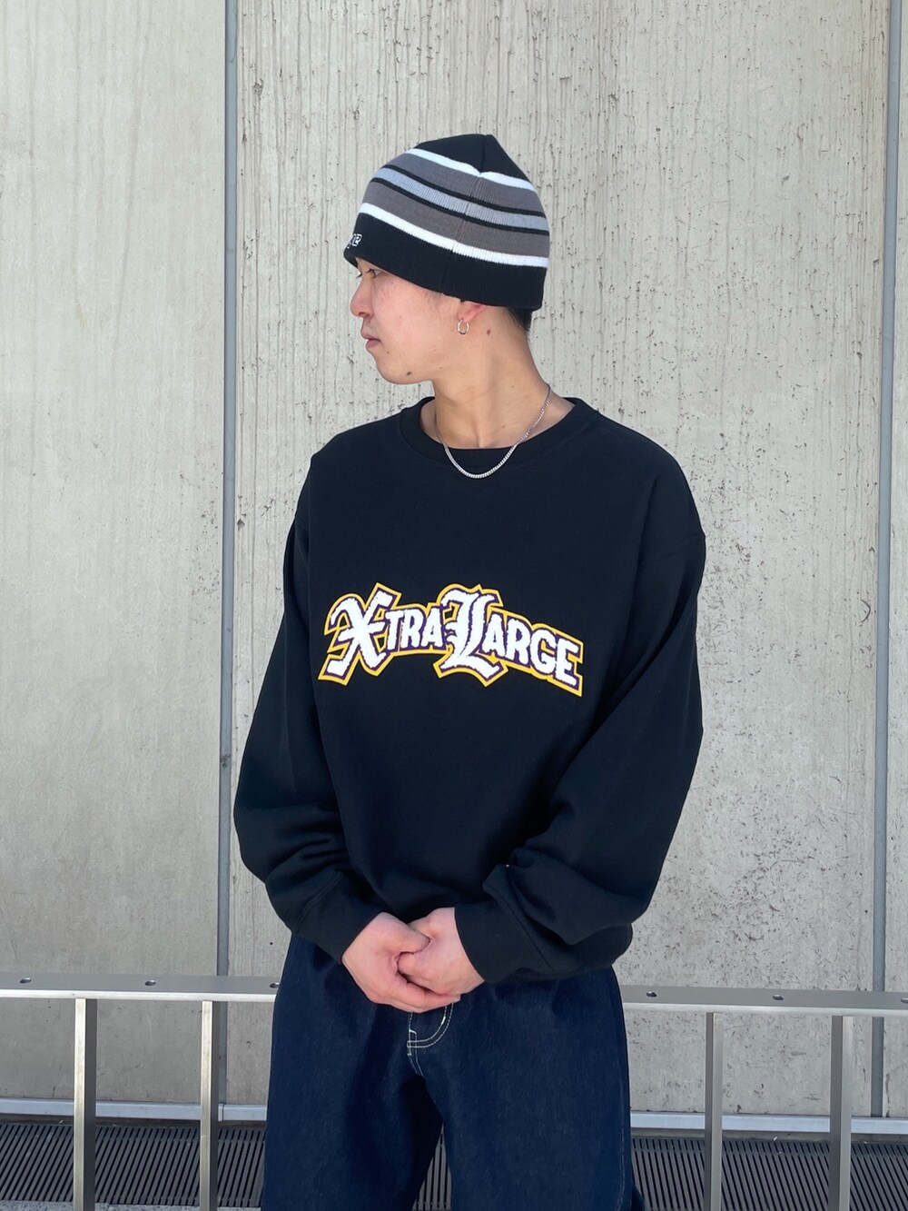 ブラック系のスウェット、ブルー系のデニムパンツ、ブラック系のニットキャップ/ビーニーを着用したメンズの春コーディネートの4枚目の写真