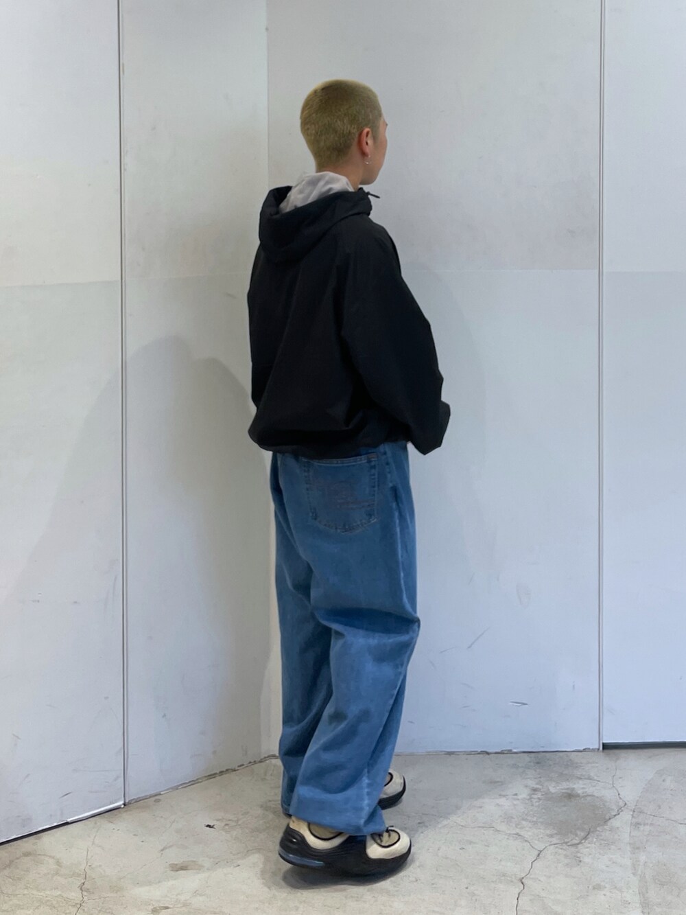 ブラック系のブルゾン、ブルー系のデニムパンツを着用したメンズの秋コーディネートの3枚目の写真