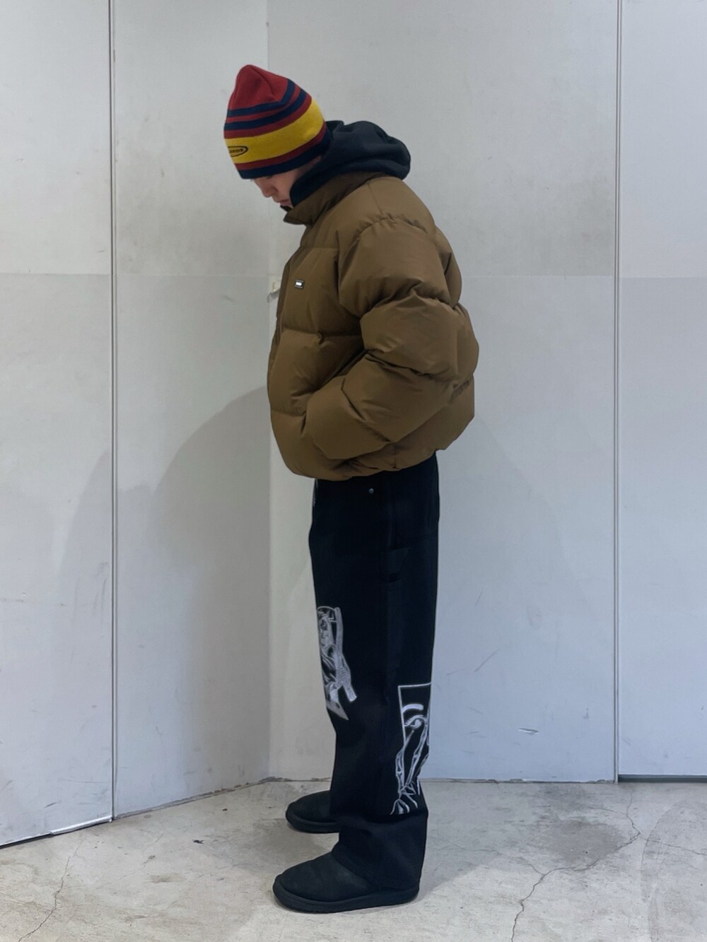 「XLARGE、XLARGE®、xlarge＿snap、ootd、outfit、ダウンジャケット」｜「XLARGEのLINED SINGLE BEANIE（ニットキャップ/ビーニー、レッド系）」を使った、Xlarge_Willyさん（メンズ・165cm）の秋コーディネートの4枚目の写真