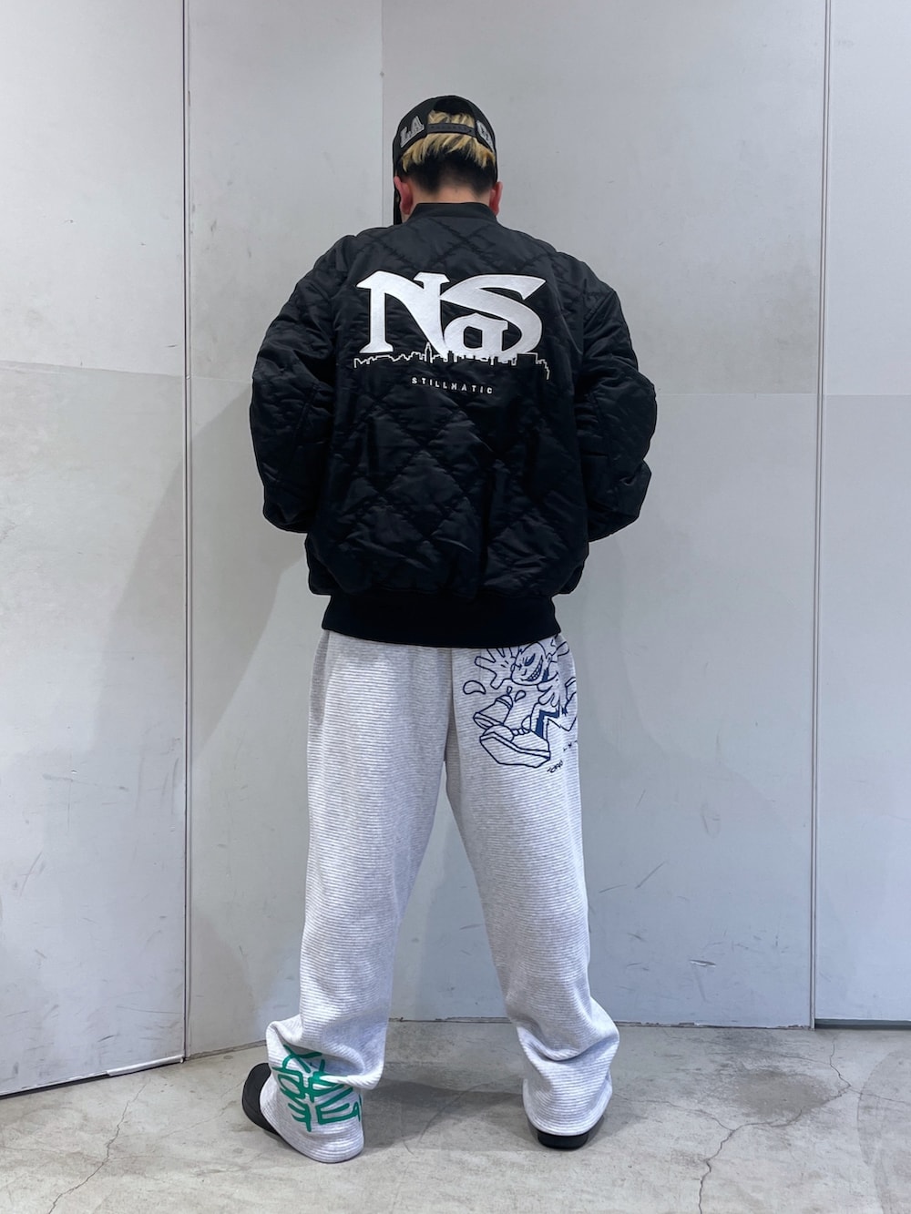 ブラック系のブルゾン、グレー系のその他パンツを着用したメンズの冬コーディネートの3枚目の写真