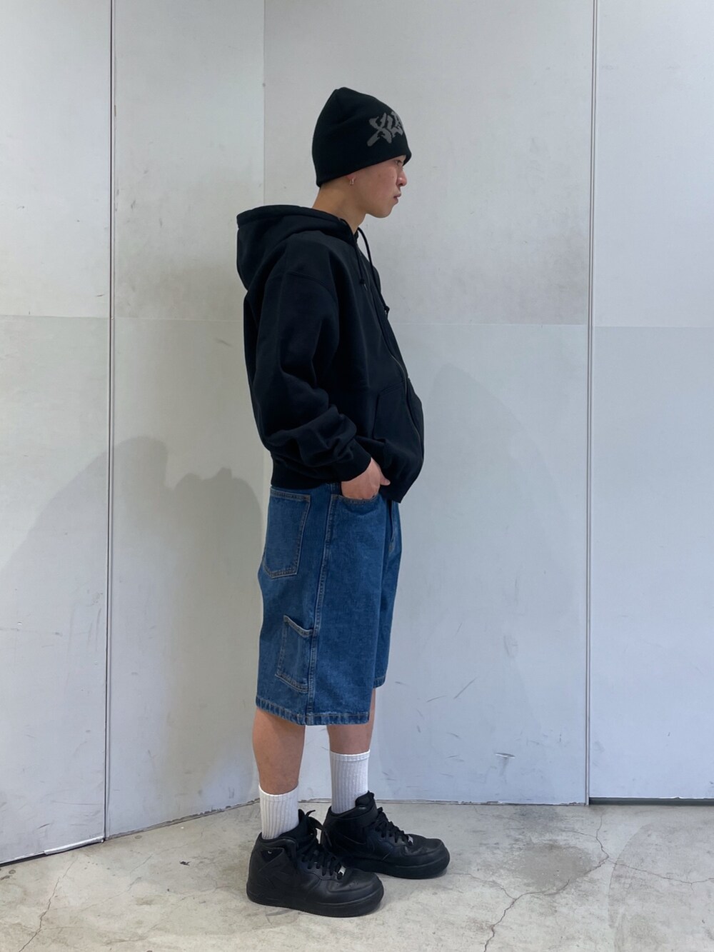 「XLARGE、XLARGE原宿」｜「XLARGEのGRAFFITI LOGO SINGLE BEANIE（ニットキャップ/ビーニー、ブラック系）」を使った、Xlarge_Willyさん（メンズ・165cm）の春コーディネートの2枚目の写真