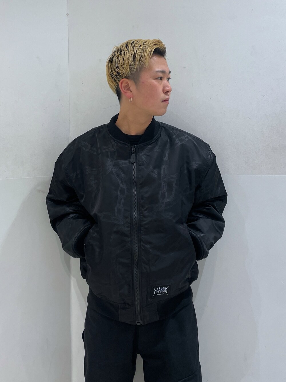 ブラック系のブルゾン、ブラック系のその他パンツを着用したメンズの春コーディネートの5枚目の写真