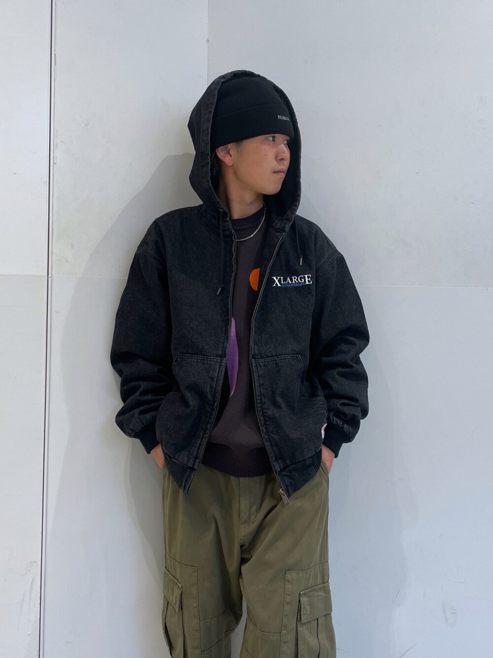 ブラック系のニット/セーター、ブラック系のブルゾンを着用したメンズの秋コーディネートの4枚目の写真