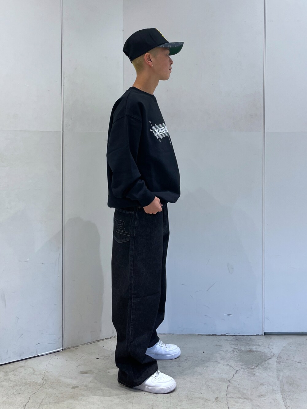 「メンズコーデ、シンプルスタイル、ブラックコーデ、XLARGE、xlarge、XLARGE原宿、xlargejp、XLARGE®、stussy、supreme、carhartt、ストリート、ootd」｜「XLARGEのBREAK THE RECORDS CAP（キャップ、ブラック系）」を使った、Xlarge_Willyさん（メンズ・165cm）の秋コーディネートの3枚目の写真